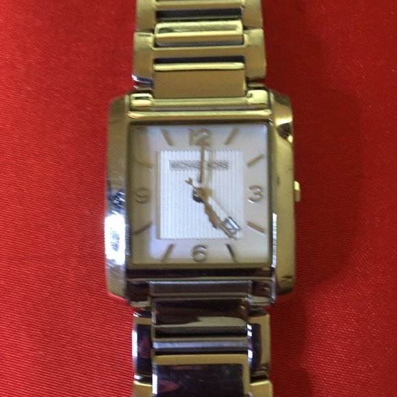 Michael Kors Women\'s Mother-of-pearl Dial Watch